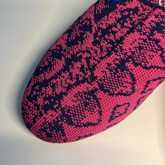 Rothys Fuchsia Navy Snakeskin Python Print Women’s Size 6.5 - Picture 3 of 16